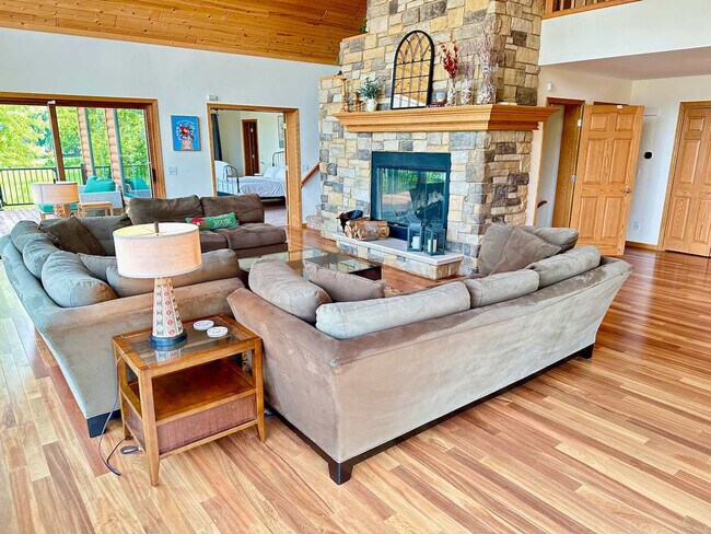 Foto del edificio - 222 Grouse Dr