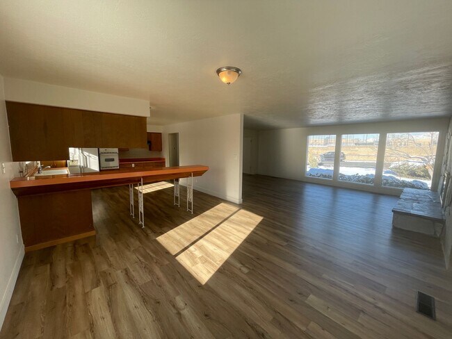Foto del edificio - Spacious 5 bed, 3 bath Home!