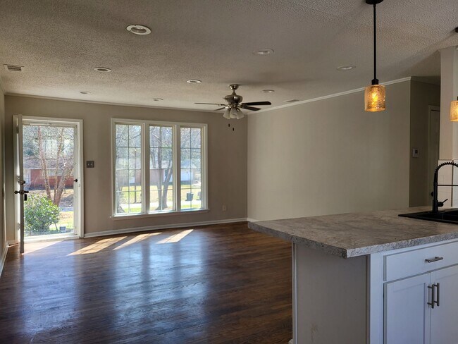 Building Photo - 4 bedroom home in Charlotte