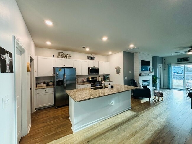 Building Photo - 187 S Reindeer Rd