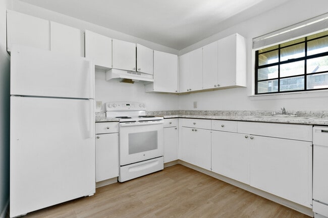 Building Photo - Brook Bridge Apartments