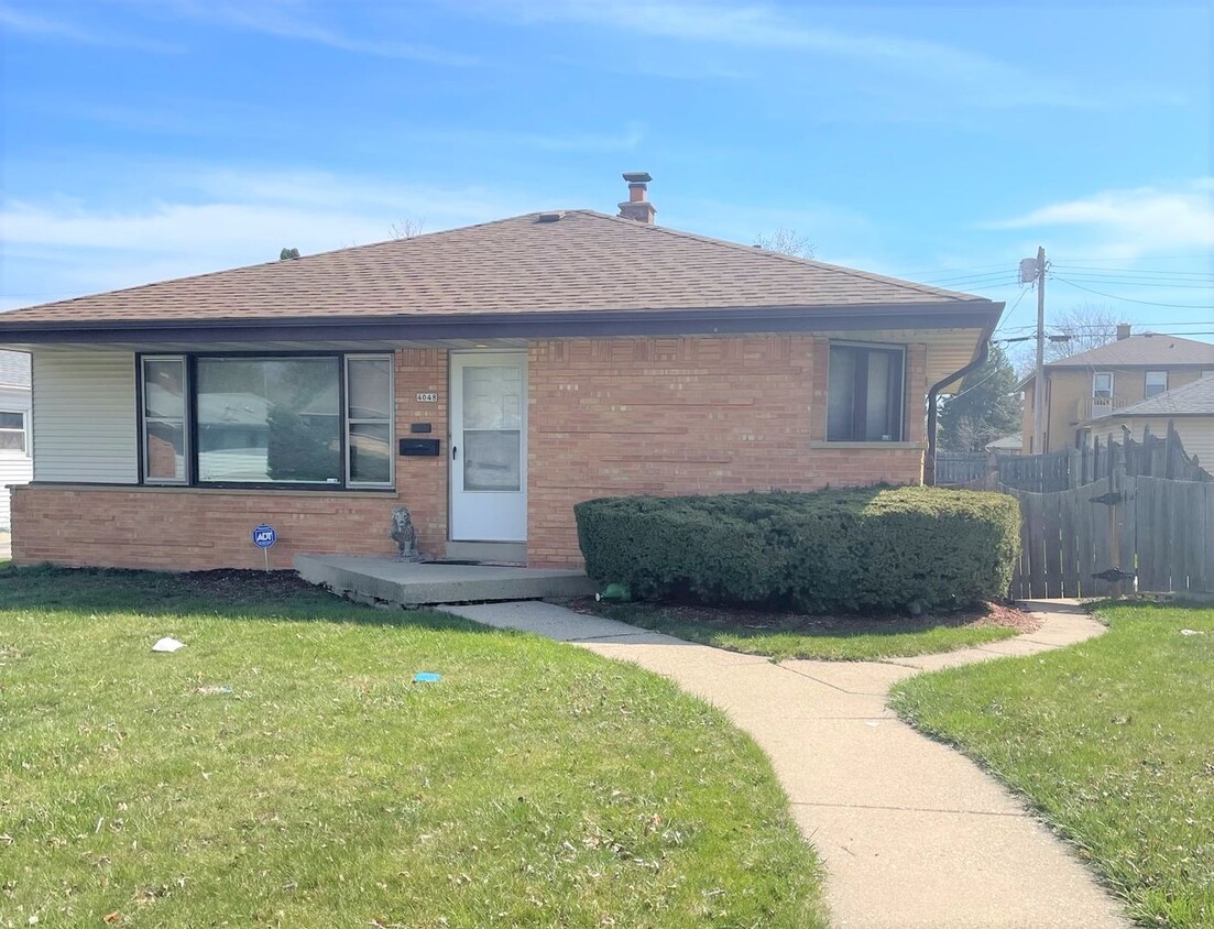 Primary Photo - Beautiful 2 Bedroom Single Home!! Fenced i...