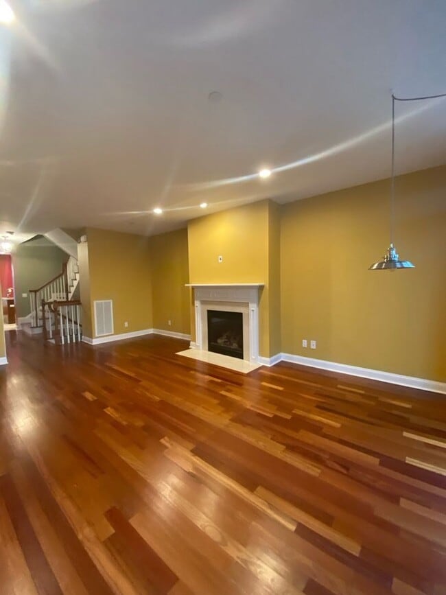 Building Photo - Spacious Townhouse Steps from Tarrytown Wa...