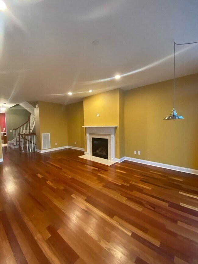 Building Photo - Spacious Townhouse Steps from Tarrytown Wa...