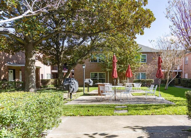 Foto del edificio - 2711 Briarhurst Dr