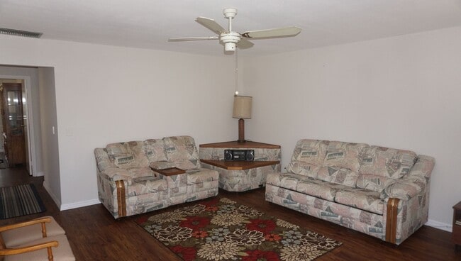 Building Photo - 2 Bedroom / 2 Bath Condo - Furnished