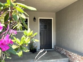 Building Photo - 768 Tamarack Dr