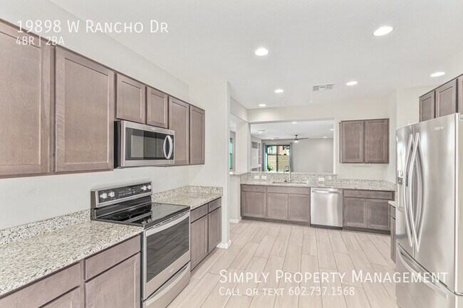 Foto del edificio - REDUCED! Beautiful single story corner lot...