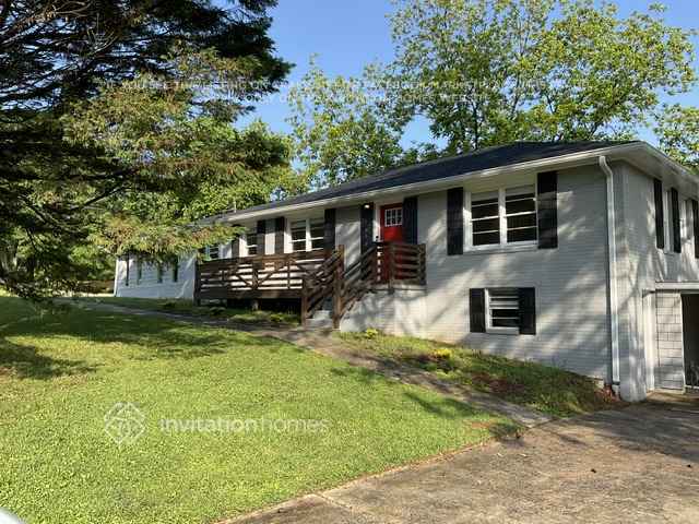 Building Photo - 2630 Farmington Dr SW