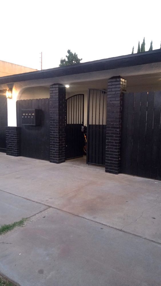 Puerta de entrada - 2302 W Roberta Ave