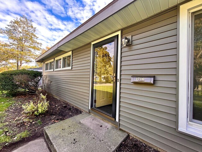 Foto del edificio - Three Bedroom Ranch in Northeast Grand Rapids