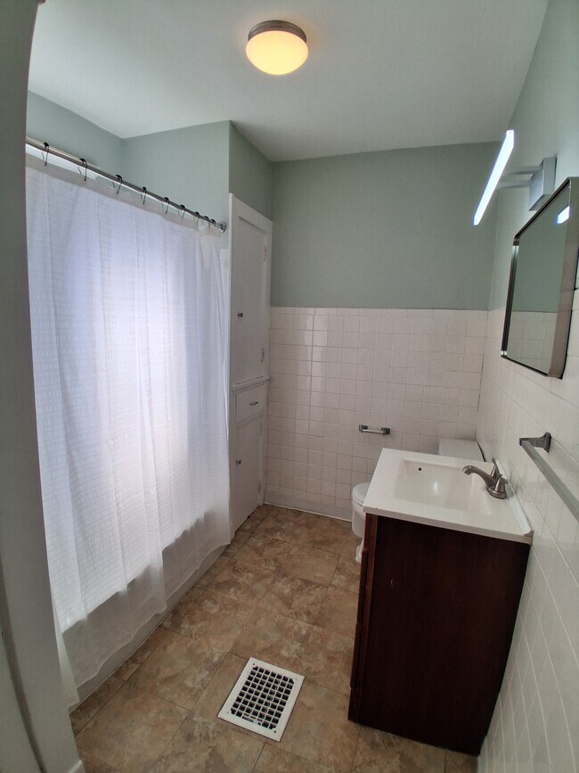 Baño, Nivel 2 - 245 E Ford Ave