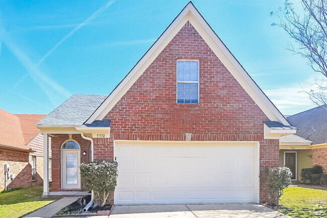 Building Photo - 5370 Russell Dr
