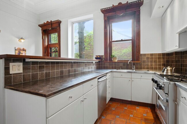 Building Photo - Brownstone Beauty