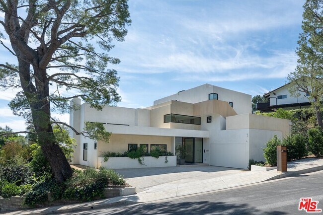 Building Photo - 2501 Banyan Dr