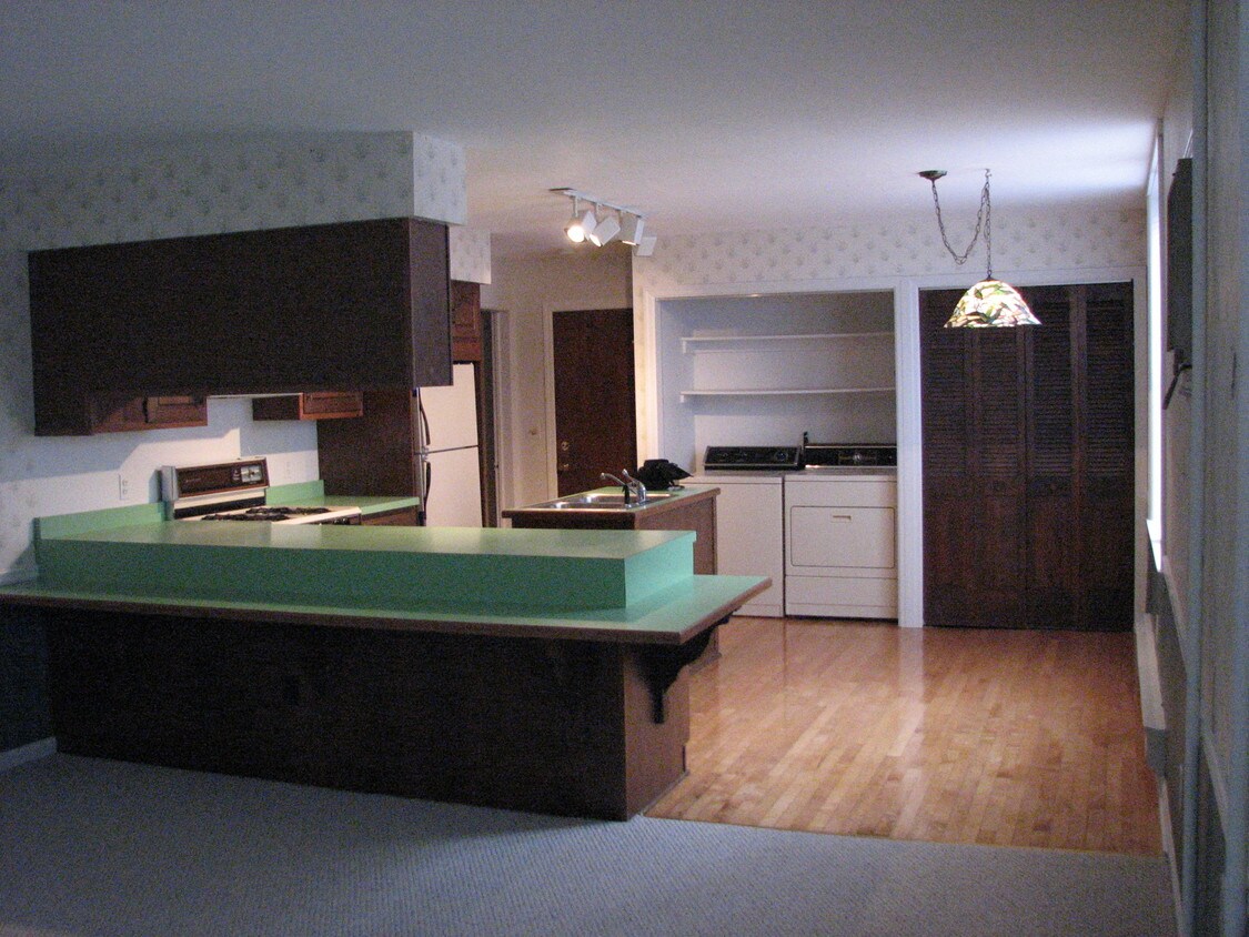 LivingRm-DingRm-Kitchen - 818 Eagle St