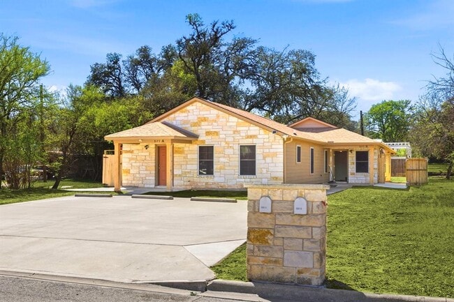 Building Photo - 823 N Commerce St