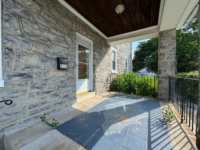Building Photo - Gorgeous 3-Bedroom Apartment in Drexel Hil...