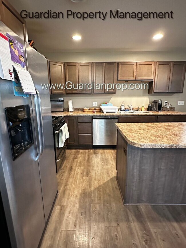 Foto del edificio - Lakeville Corner Unit, Walk out Patio, 2 Car Garage, W/D on Upper Level, 2.5 Baths