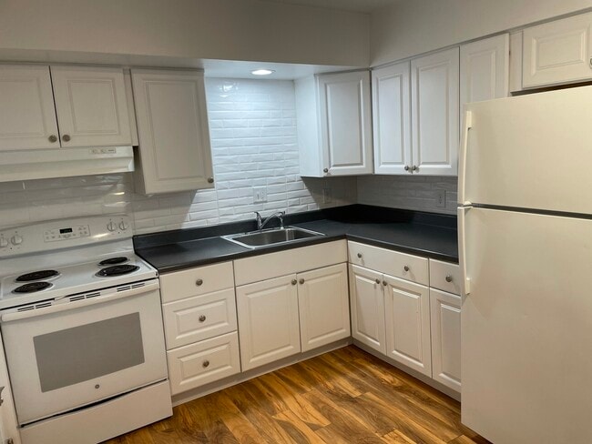 Building Photo - 905 Main St