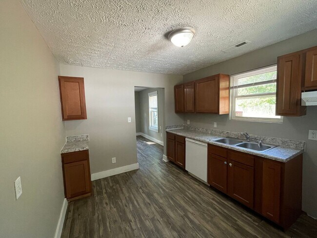 Building Photo - 324 Maeder Ave