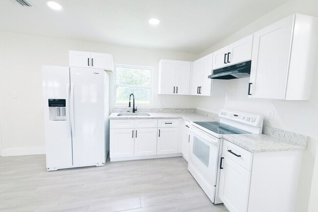 579/581 WOOD AVE - 579/581 WOOD AVE Apartment