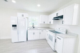 Building Photo - 579-581 Wood Ave