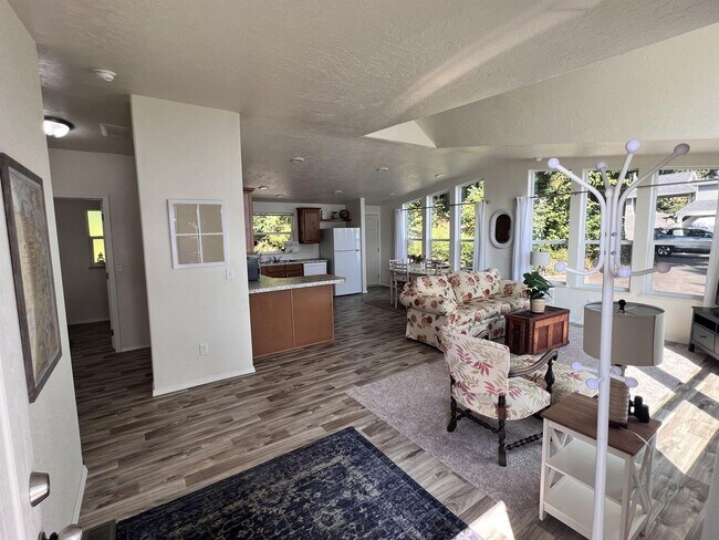 Foto del edificio - FULLY FURNISHED 2bed 1.5 bath HOME Waterfront