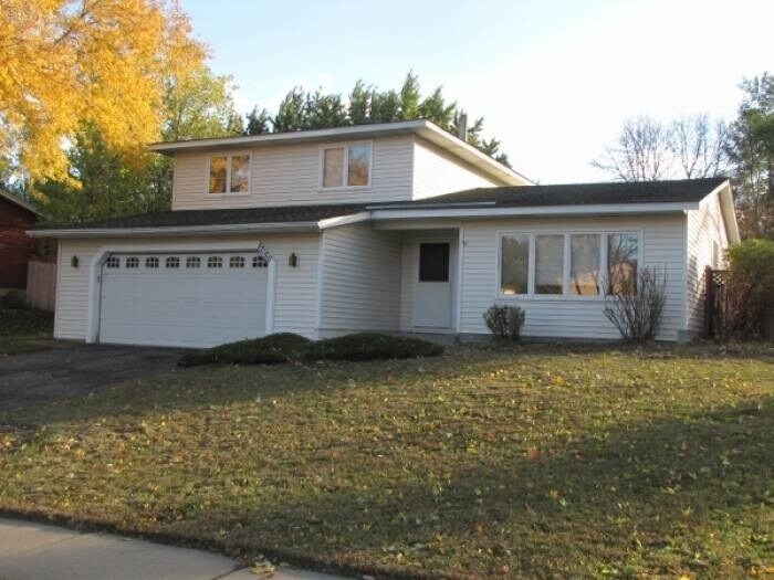 Foto principal - Fenced backyard! 3 Bed/1.5 Bath- Over 2000...