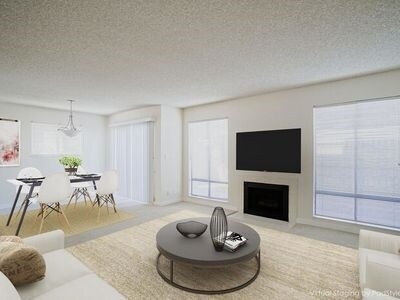 Living Room / Dining Room - 4000 Rio Rd