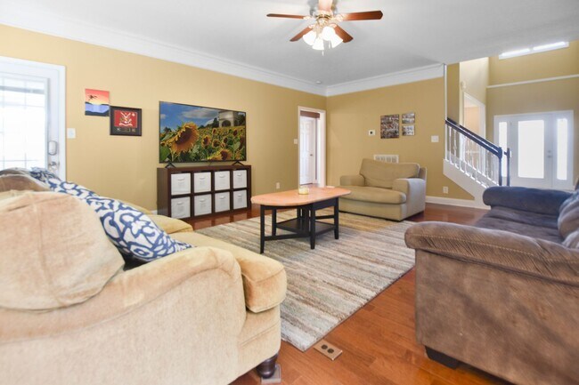 Foto del edificio - Pet Friendly Four Bedroom with Bonus!