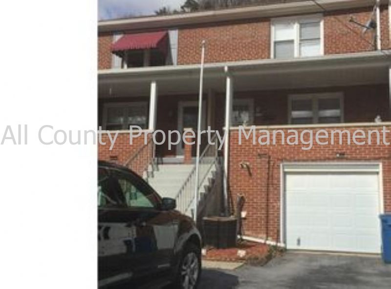 Primary Photo - 1136 Carsonia Ave