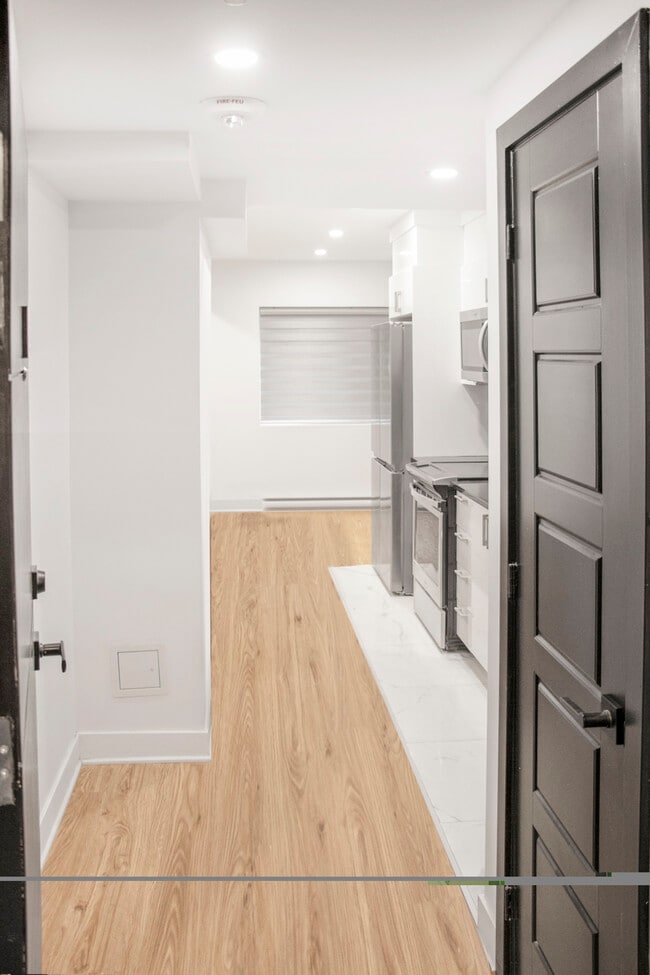 Building Photo - 4820 Ch de la Côte-Sainte-Catherine