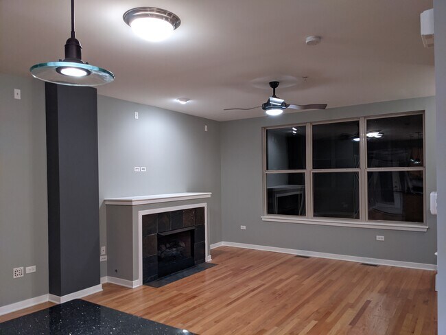 Liv Rm Pic #1 - 1234 W Monroe St