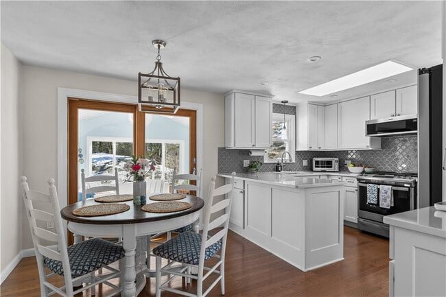 Foto del edificio - 60 Knollwood Cir