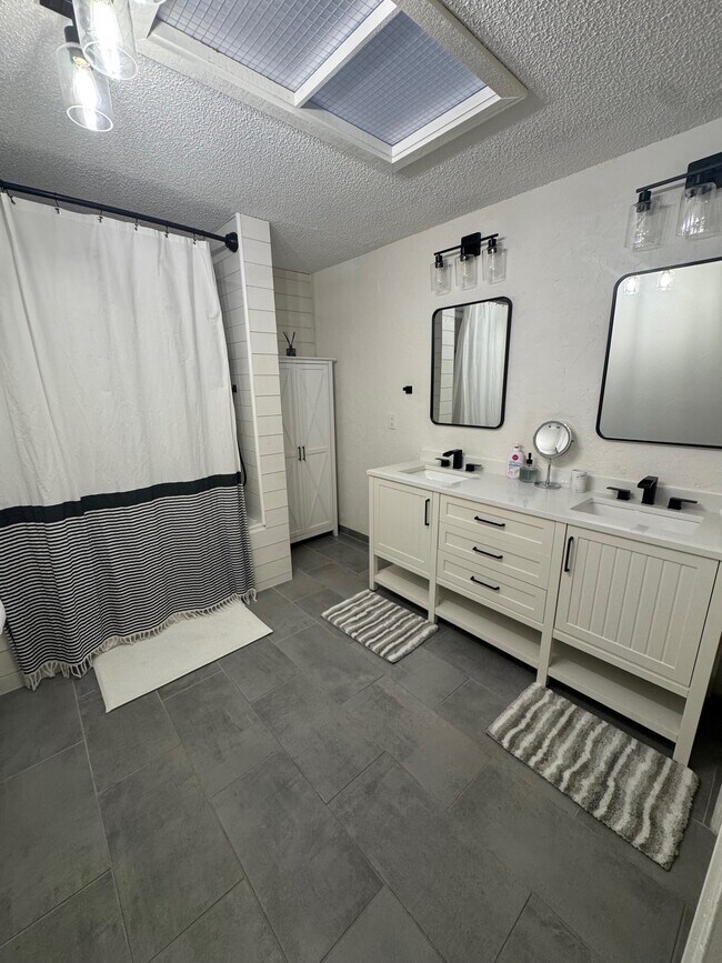 Master Bath - 4635 La Jolla Dr