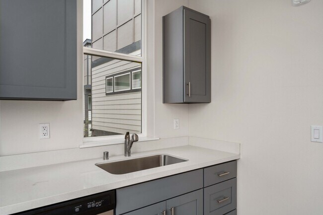 Building Photo - TOP FLR! Modern Amenities + Secured Buildi...