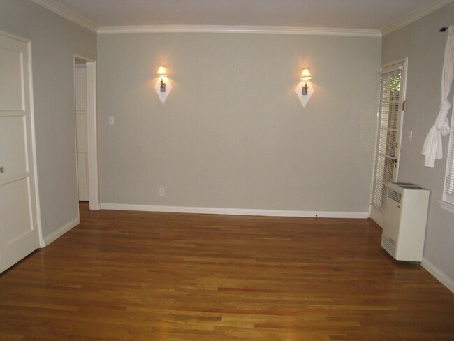 Building Photo - 938 N Doheny Dr
