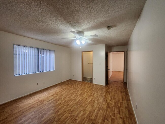 Foto del edificio - 2480 Montrose Ave