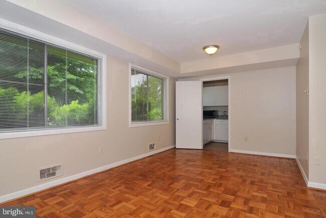 Building Photo - 10618 Kenilworth Ave
