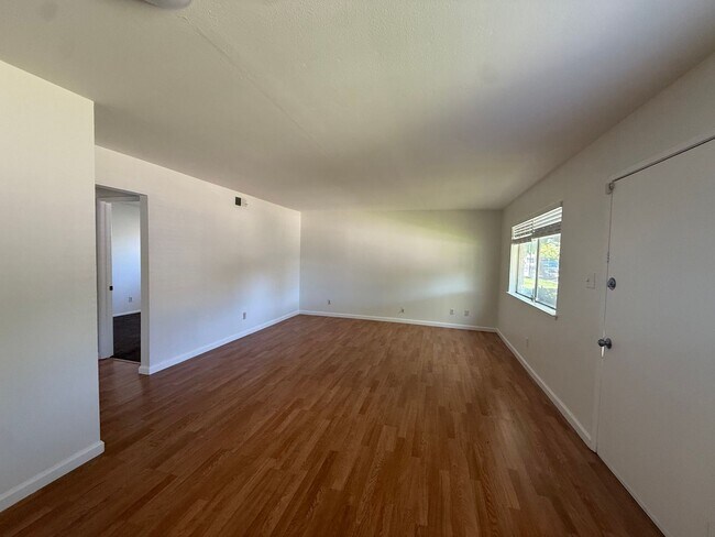 Foto del edificio - 2 bed | 1 bath | 795 SF | Shared garage | Downstairs unit |  WS&G Paid by Owner