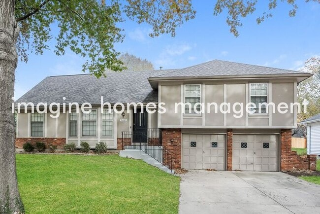 Building Photo - Wonderfully Renovated 4 bed 2 baths Home i...