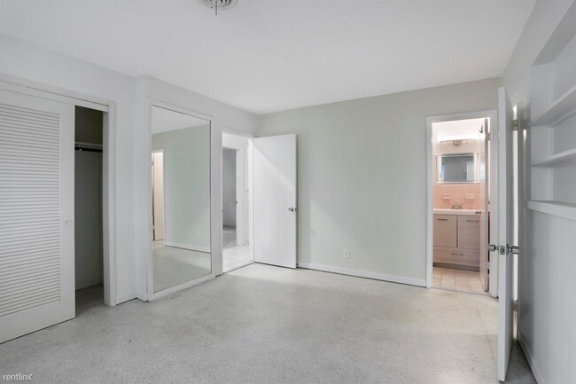 Building Photo - 3 br, 2.5 bath House - 4430 NE 16th Ter