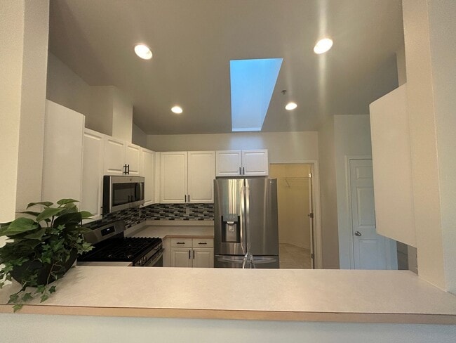 Building Photo - 3 Bed, 2 bath 3rd floor Condo w/garage in ...
