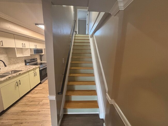 Building Photo - 173 Montmullin St