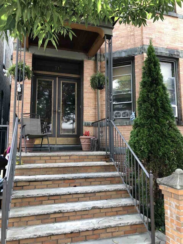Primary Photo - 71 46th St