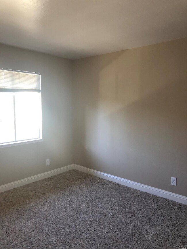 Foto del edificio - 1024 Redwood Highway Frontage Rd