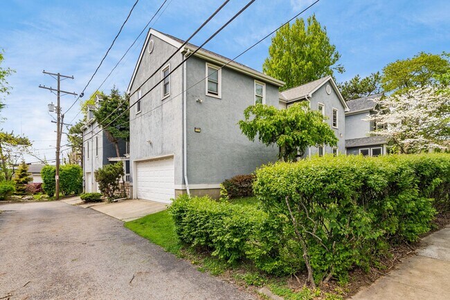 Building Photo - 1231 Indianola Ave