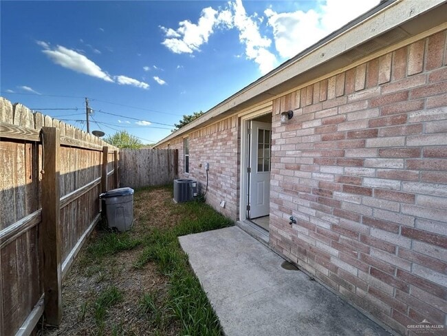 Building Photo - 215 W Albatross Ave