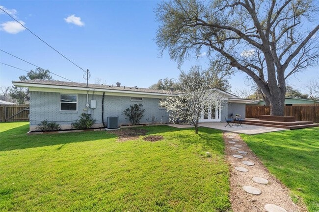 Foto del edificio - 808 Salem Ln